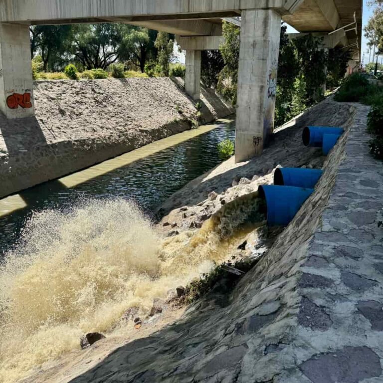 Desecho del agua residual al rio